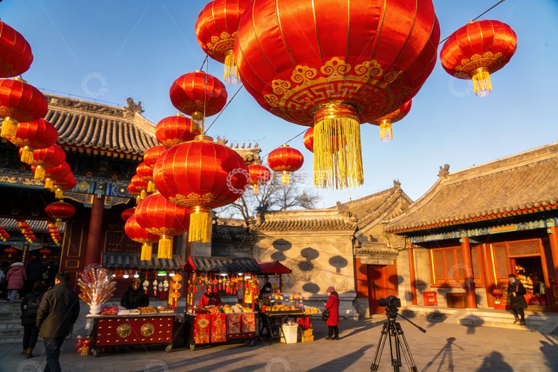 高清大图下载【趣麦麦图】古建筑前挂红灯笼集市热闹