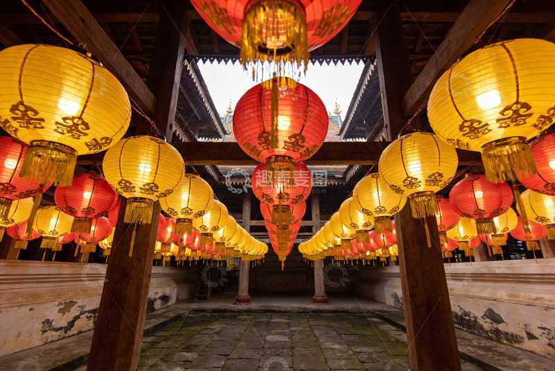 高清大图下载【趣麦麦图】古建筑长廊红黄灯笼高挂