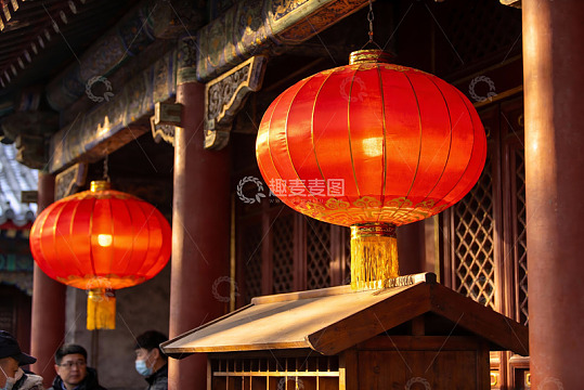 古建筑前悬挂的红色灯笼