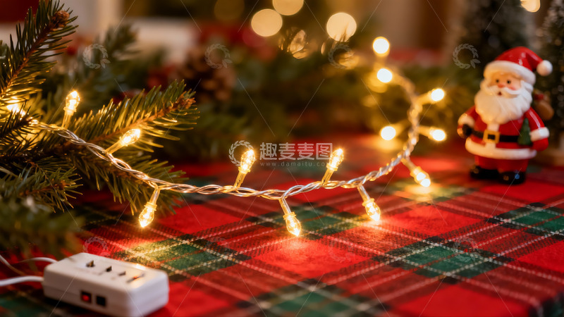 高清大图下载【趣麦麦图】圣诞装饰灯与玩偶摆拍