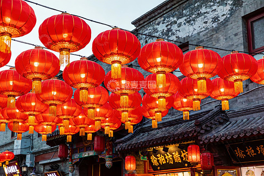 红灯笼高挂古建筑街景