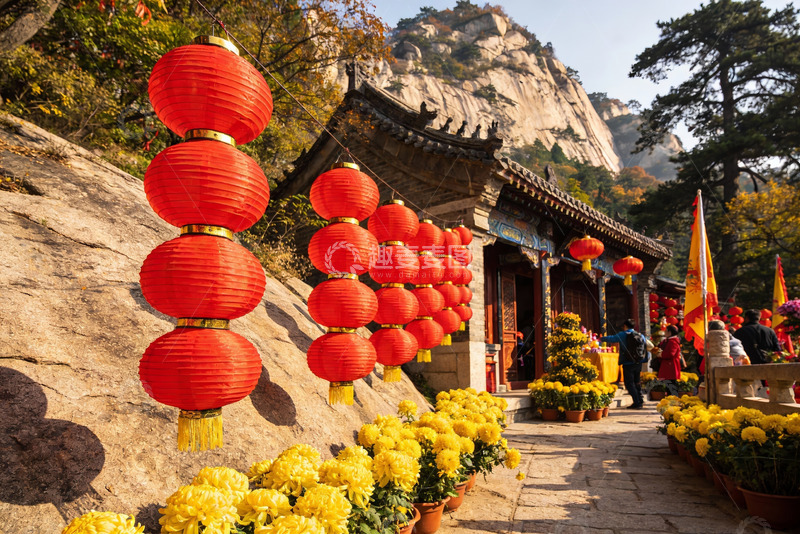 高清大图下载【趣麦麦图】红灯笼点缀山间古建筑