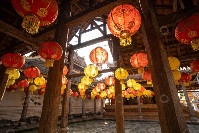 高清大图下载【趣麦麦图】古建筑庭院挂满红黄灯笼