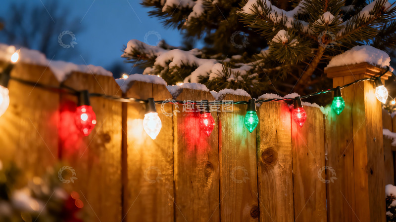 高清大图下载【趣麦麦图】雪夜木栅栏彩灯装饰