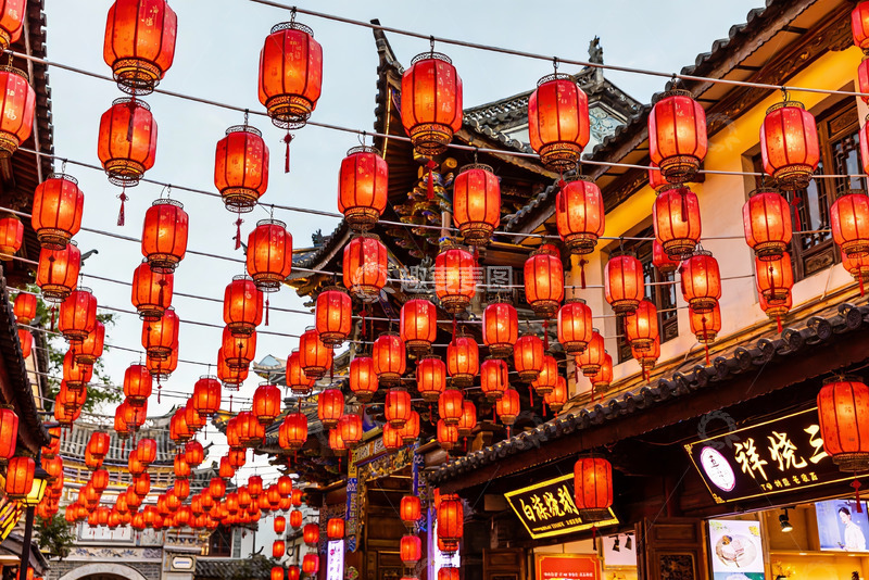 高清大图下载【趣麦麦图】古街挂满红灯笼节日氛围浓