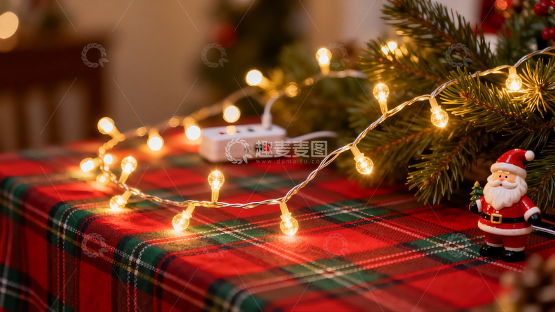 高清大图下载【趣麦麦图】圣诞桌布彩灯与玩偶装饰