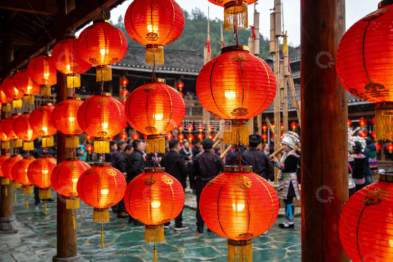 高清大图下载【趣麦麦图】红灯笼挂满古街节日热闹非凡