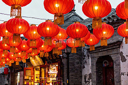 红灯笼挂满古街夜景