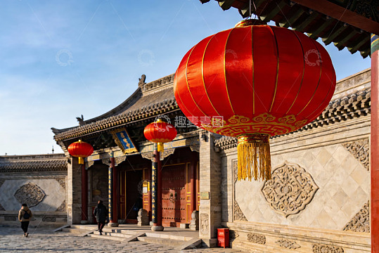 古建筑前红灯笼高挂