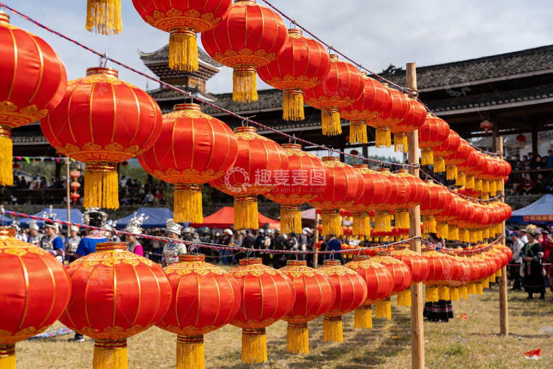 高清大图下载【趣麦麦图】红灯笼挂满节日庆典现场