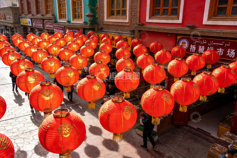 高清大图下载【趣麦麦图】红灯笼挂满街道节日氛围浓厚