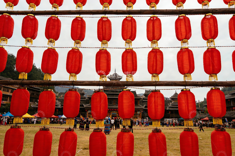 高清大图下载【趣麦麦图】红灯笼挂满节日庆典现场