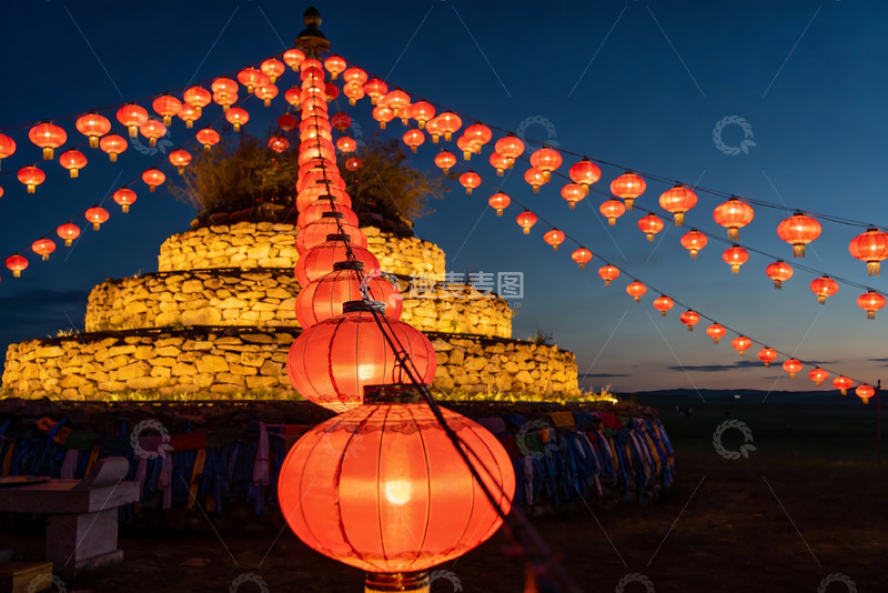 高清大图下载【趣麦麦图】夜幕下的红色灯笼与石塔