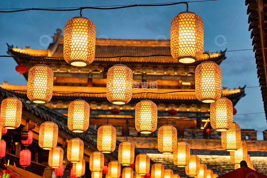 古建筑夜景灯笼高挂