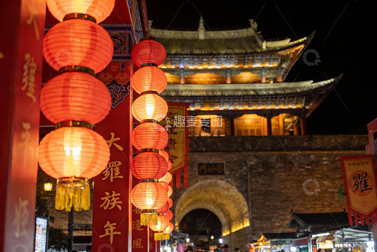 夜色古建筑灯笼高挂
