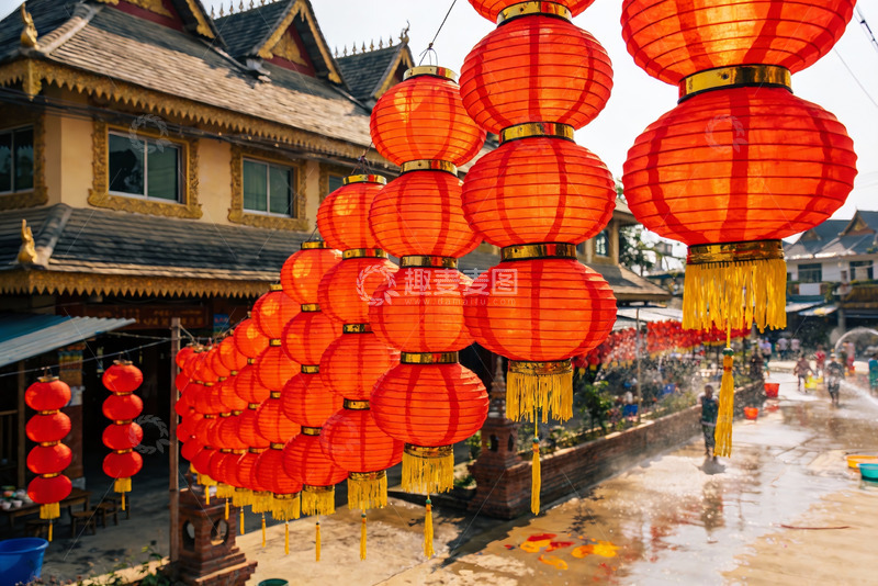 高清大图下载【趣麦麦图】红灯笼装饰的古建筑街道