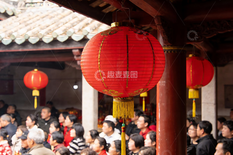 高清大图下载【趣麦麦图】古建筑前人群聚集挂红灯笼
