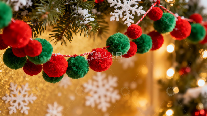 高清大图下载【趣麦麦图】圣诞装饰红绿毛球挂饰