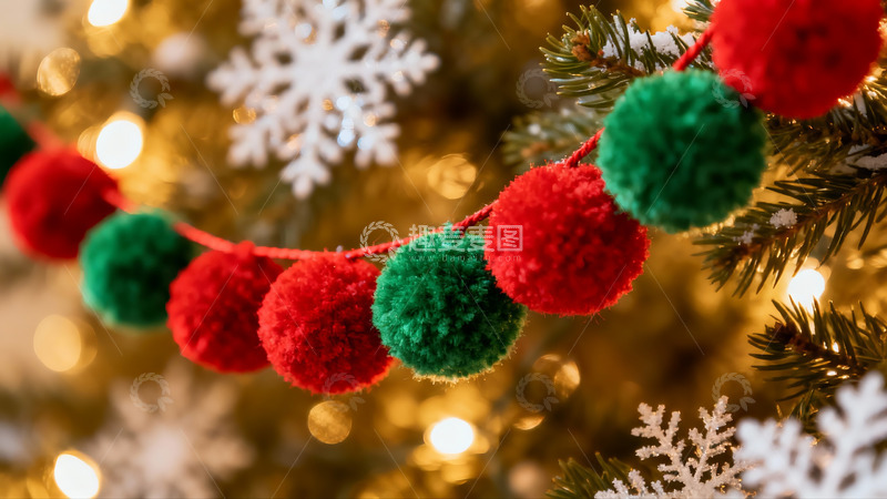 高清大图下载【趣麦麦图】圣诞树上的红绿绒球装饰