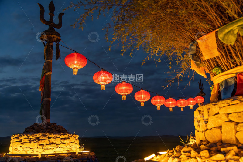 高清大图下载【趣麦麦图】夜幕下的红灯笼与石塔