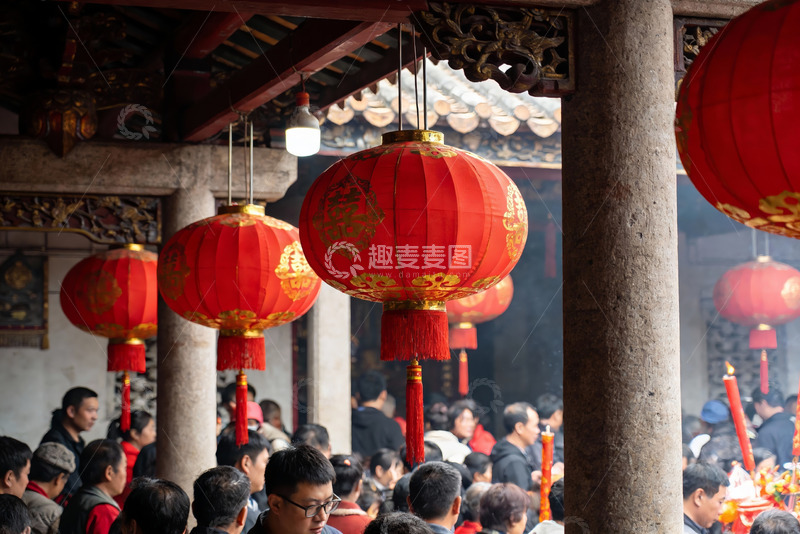 高清大图下载【趣麦麦图】古建筑前人群聚集挂红灯笼