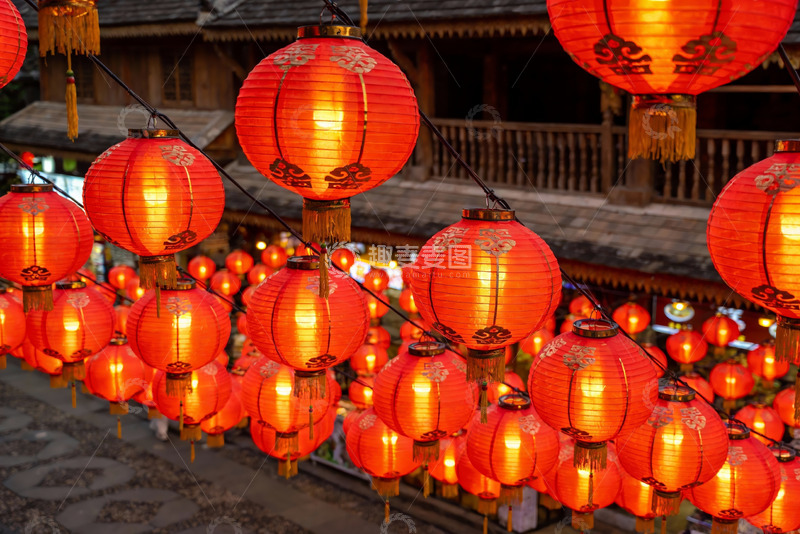 高清大图下载【趣麦麦图】夜色中悬挂的红色灯笼