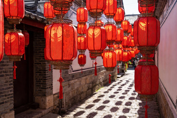 古巷红灯笼高挂节日氛围浓