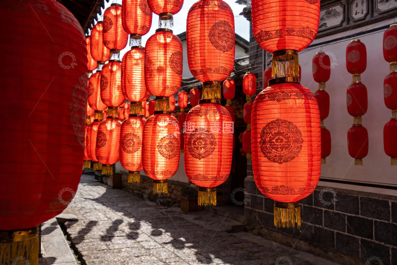 高清大图下载【趣麦麦图】红灯笼挂满古巷节日氛围浓