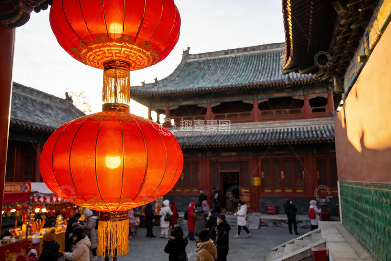 高清大图下载【趣麦麦图】古建筑前红灯笼高挂人群熙攘