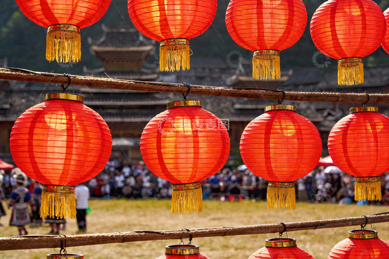 高清大图下载【趣麦麦图】红灯笼挂满节日庆典现场