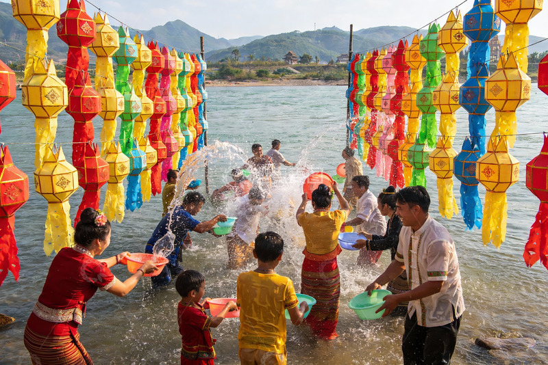 高清大图下载【趣麦麦图】河边泼水节欢庆场景