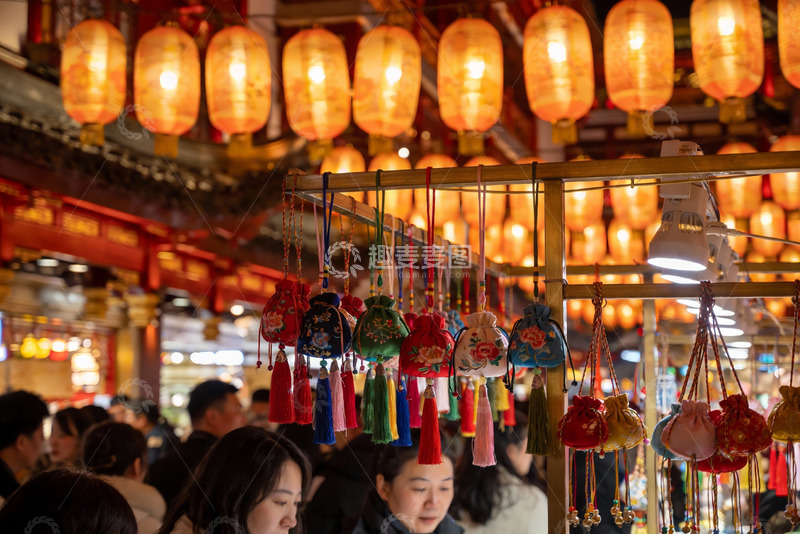 高清大图下载【趣麦麦图】灯笼高挂集市热闹非凡