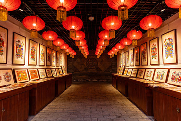 红灯笼展厅内陈列艺术画作