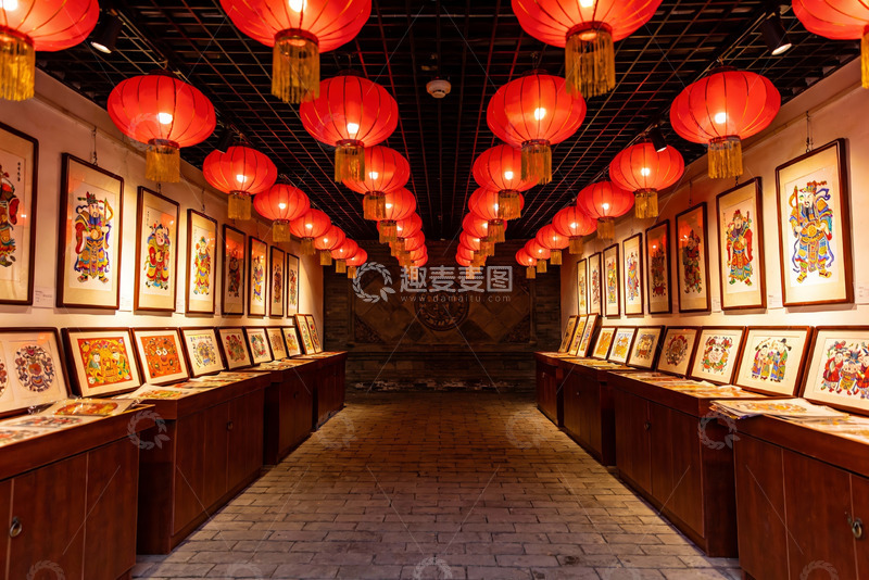 高清大图下载【趣麦麦图】红灯笼展厅内陈列艺术画作