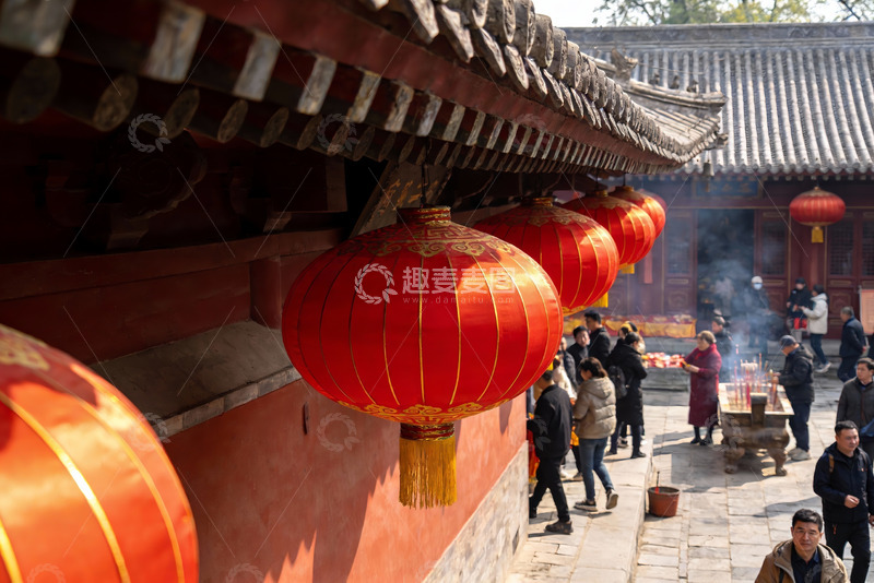 高清大图下载【趣麦麦图】古建筑前挂红灯笼祈福人群