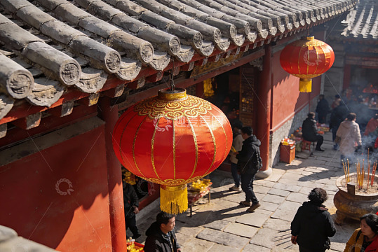 古建筑庭院挂红灯笼祈福