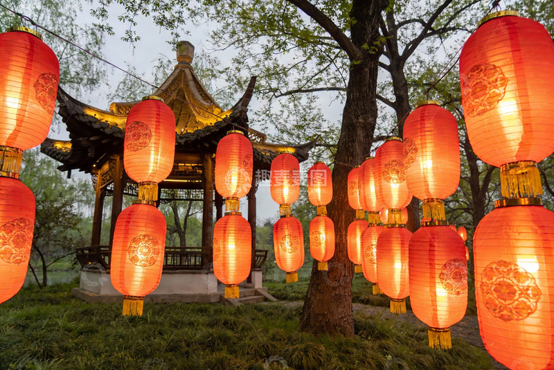高清大图下载【趣麦麦图】红灯笼映衬古亭夜景