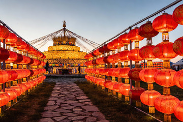 红灯笼装饰的节日塔楼夜景