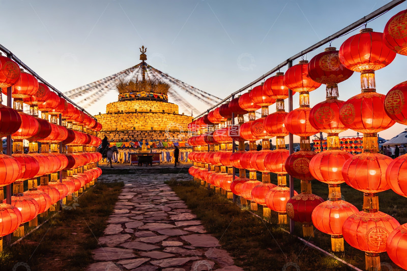 高清大图下载【趣麦麦图】红灯笼装饰的节日塔楼夜景