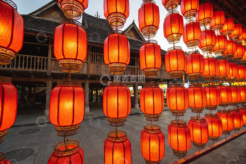 高清大图下载【趣麦麦图】红灯笼挂满古街夜景
