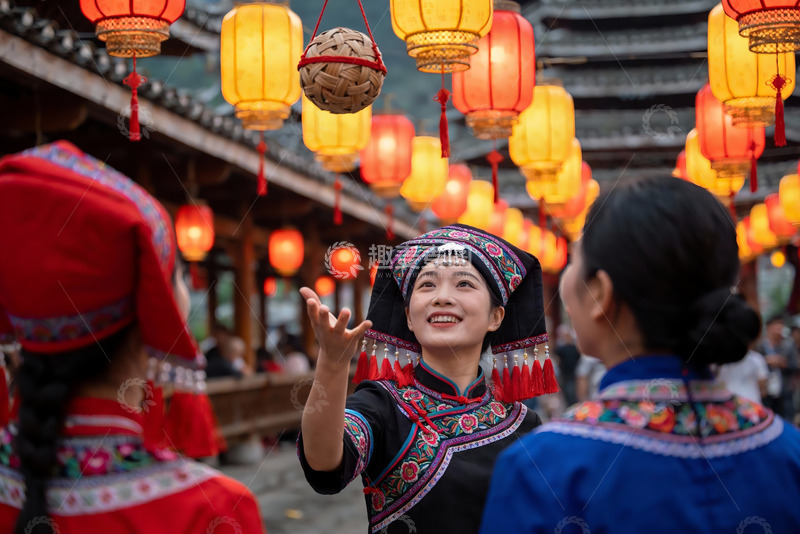 高清大图下载【趣麦麦图】民族服饰女子街头欢笑互动