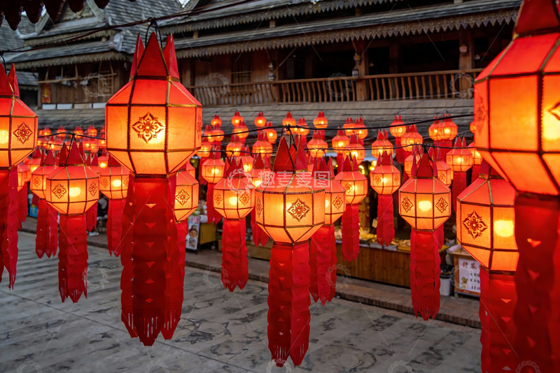 高清大图下载【趣麦麦图】夜市红灯笼高挂传统建筑背景