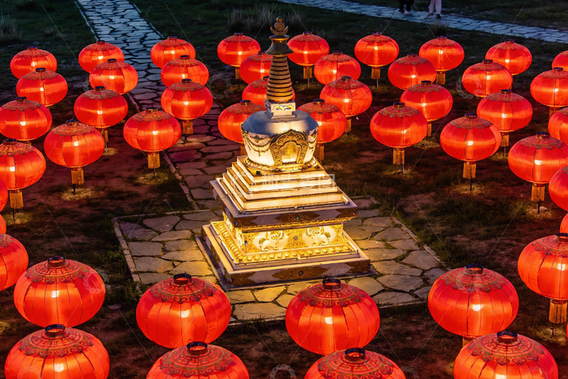 高清大图下载【趣麦麦图】夜色中灯笼环绕的佛塔景观