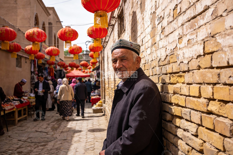 高清大图下载【趣麦麦图】古街老人与红灯笼