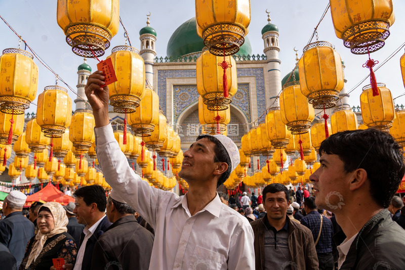 高清大图下载【趣麦麦图】男子挂灯笼庆祝节日
