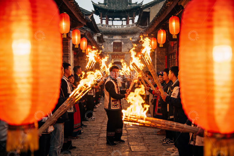 高清大图下载【趣麦麦图】古街夜游火把节