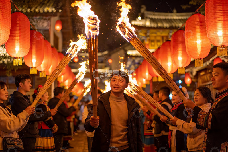 高清大图下载【趣麦麦图】夜游古街火炬游行热闹非凡