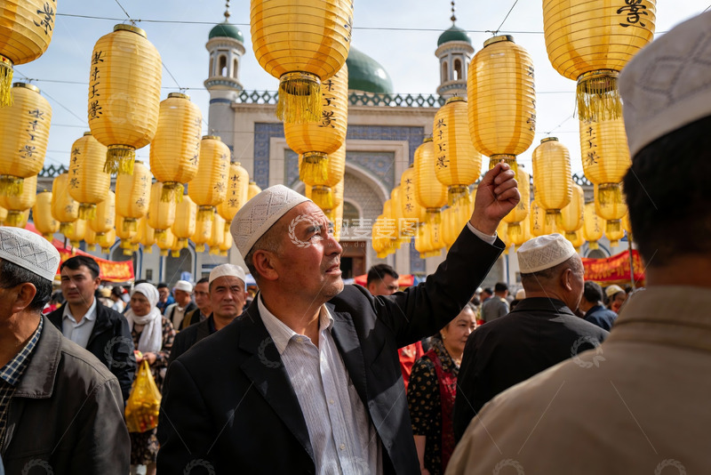 高清大图下载【趣麦麦图】男子触摸黄色灯笼节日庆典