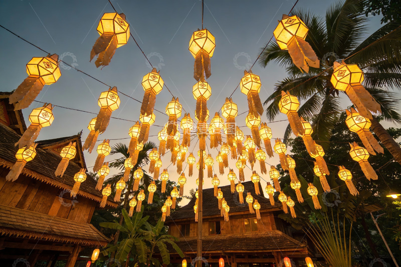 高清大图下载【趣麦麦图】夜幕下悬挂的灯笼与建筑