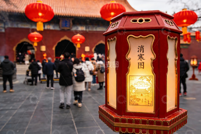 高清大图下载【趣麦麦图】古建筑前红灯笼与人群